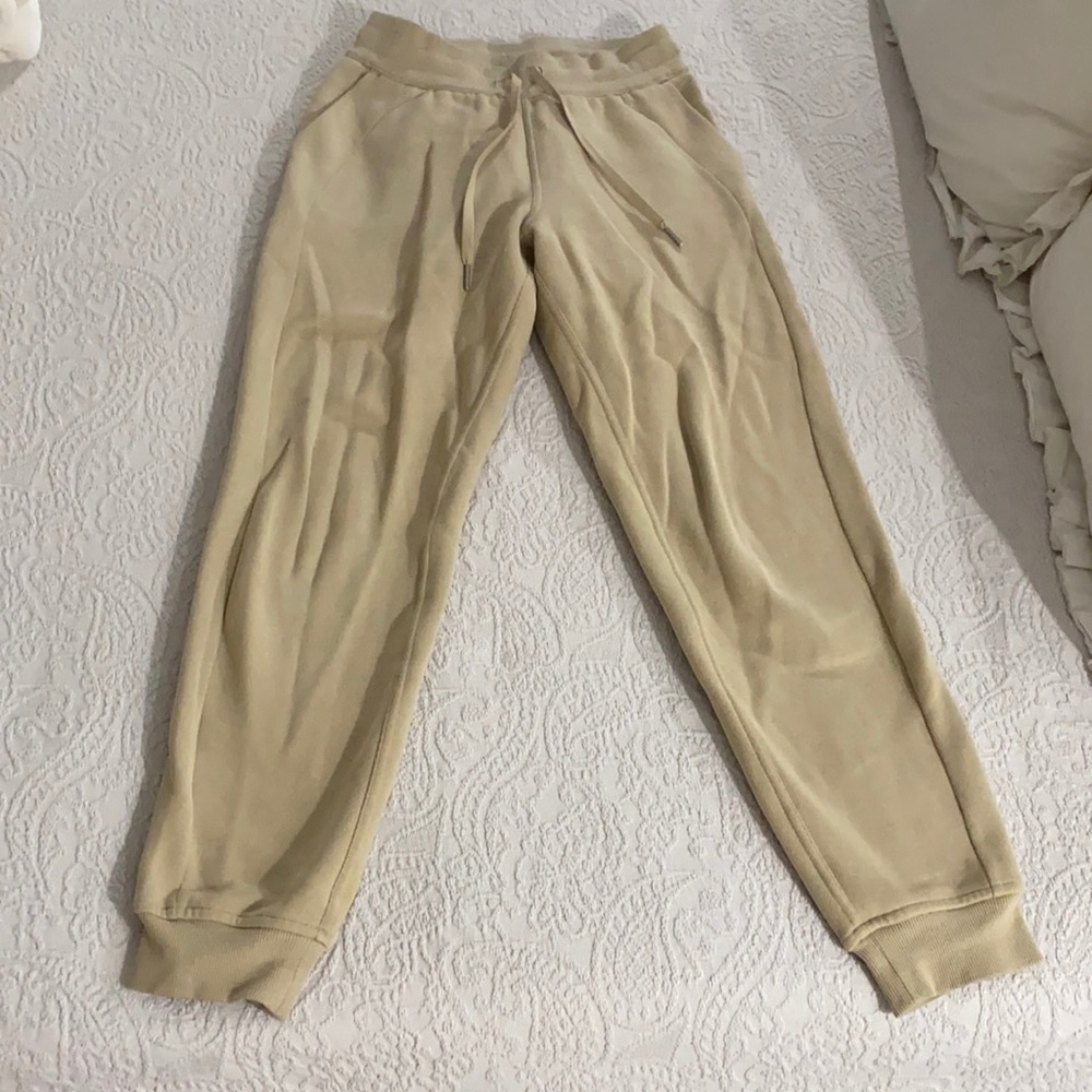 Lululemon scuba joggers size 4 in color trench